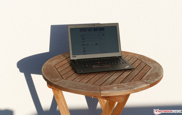 Lenovo ThinkPad A285 à l'extérieur en plein soleil.