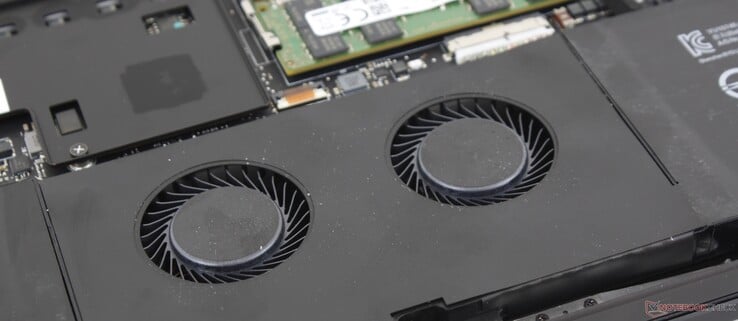 Le Blade Pro 17 est le seul ordinateur portable de jeu GeForce RTX équipé de deux ventilateurs sous le clickpad pour faciliter le refroidissement