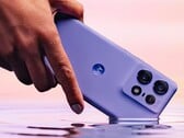 Le Motorola Edge 50 Pro est livré dans un étui étanche, disponible en violet, noir ou blanc (Image : Motorola)