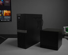 Le Minisforum 895D7 est plus fin mais plus haut que la Steam Deck. Sur la photo : les deux consoles côte à côte.