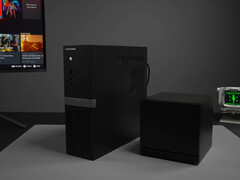 Le Minisforum 895D7 est plus fin mais plus haut que la Steam Deck. Sur la photo : les deux consoles côte à côte.