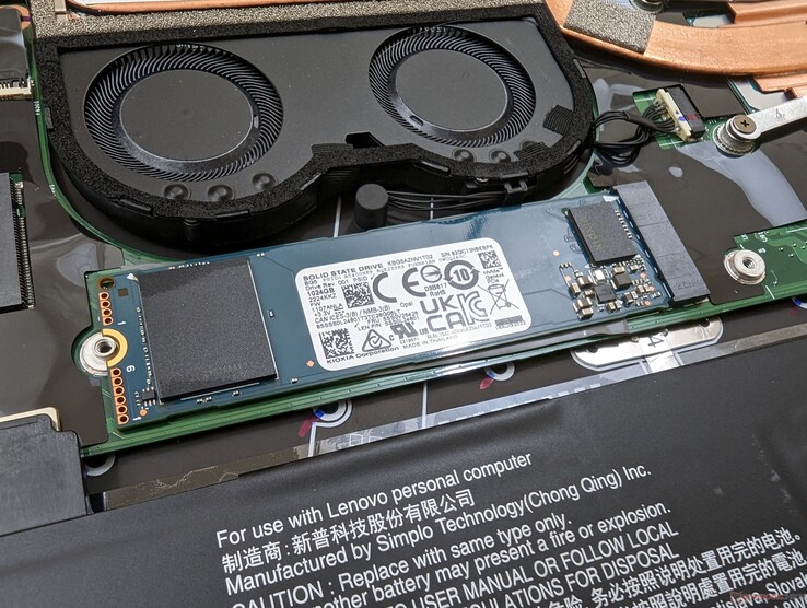 Prise en charge d'un SSD M.2 2280 uniquement. Le couvercle en cuivre inclus a été retiré pour cette capture d'écran