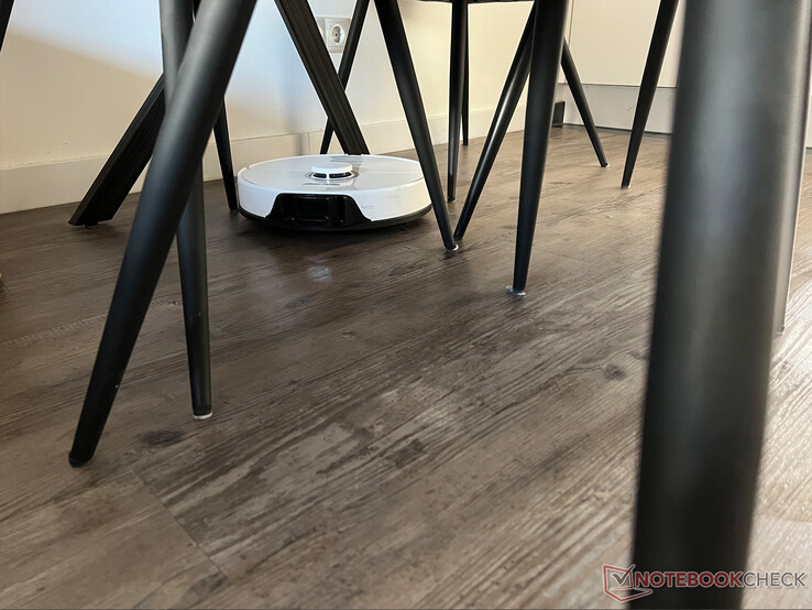 Le Roborock S8 dans le labyrinthe des pieds de chaise