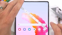 L&#039;UTG du Samsung Galaxy Z Fold6 pourrait être immunisé contre les rayures des ongles, contrairement au Galaxy Z Fold5. (Image : JerryRigEverything)