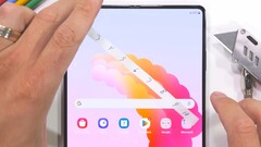 L&#039;UTG du Samsung Galaxy Z Fold6 pourrait être immunisé contre les rayures des ongles, contrairement au Galaxy Z Fold5. (Image : JerryRigEverything)