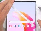 L'UTG du Samsung Galaxy Z Fold6 pourrait être immunisé contre les rayures des ongles, contrairement au Galaxy Z Fold5. (Image : JerryRigEverything)