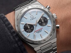 Gros plan sur la montre Timex Q Timex Continental Chronograph TW2Y92400 portée au poignet, dotée d’un cadran radial bleu glacier de style CD, de sous-cadrans noirs, d’une lunette tachymétrique argentée et d’un bracelet intégré en acier inoxydable.