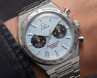 Gros plan sur la montre Timex Q Timex Continental Chronograph TW2Y92400 portée au poignet, dotée d’un cadran radial bleu glacier de style CD, de sous-cadrans noirs, d’une lunette tachymétrique argentée et d’un bracelet intégré en acier inoxydable.