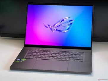 Asus ROG Zephyrus G16 (Source de l'image : Andreas Osthoff/Notebookcheck)
