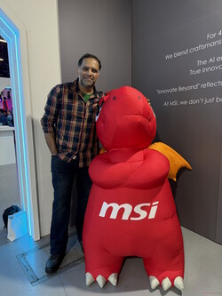 En compagnie de Lucky, le dragon, la mascotte de MSI.