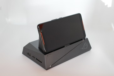 Asus ROG Phone - Dock de bureau mobile.