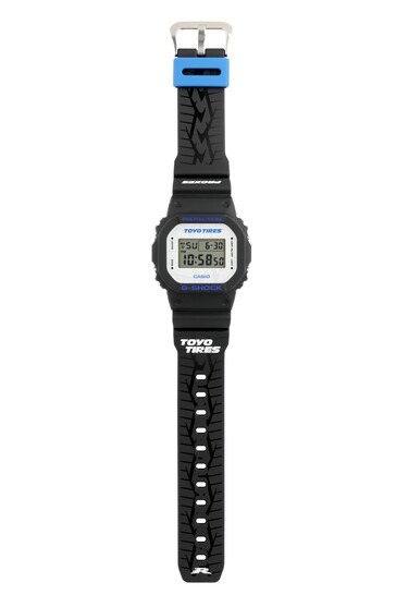 Vue de face de la montre Casio G-Shock DW5600TT25-1 x Toyo Tires en édition limitée.
