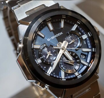 Gros plan sur la Casio G-Shock GST-W1000AD-2A à cadran bleu, montrant sa disposition en trois sous-cadrans superposés, ses index luminescents, ses aiguilles argentées et sa lunette noire.