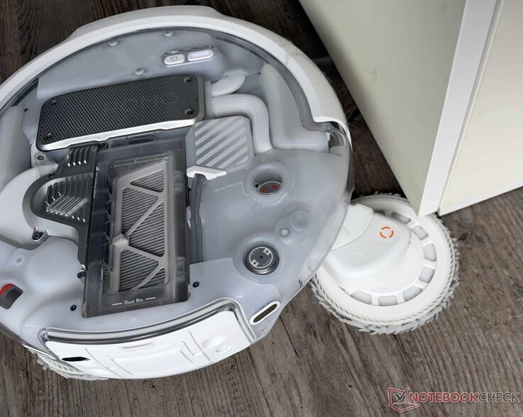 Le DJI Romo P2 déploie l’une de ses deux serpillières particulièrement loin vers l’extérieur.