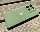 Le Motorola Moto G55 dans la variante de couleur verte Pantone Dill. (Source de l'image : Notebookcheck)