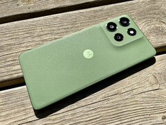 Le Motorola Moto G55 dans la variante de couleur verte Pantone Dill. (Source de l&#039;image : Notebookcheck)
