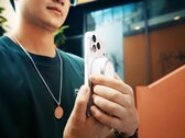 Le flash au xénon Godox A2 se fixe magnétiquement aux smartphones compatibles Qi2 et MagSafe.