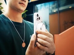 Le flash au xénon Godox A2 se fixe magnétiquement aux smartphones compatibles Qi2 et MagSafe.