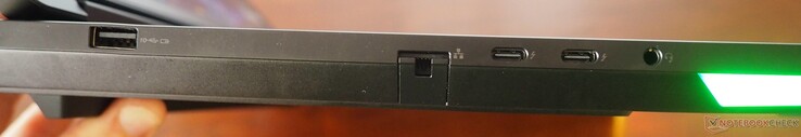 Gauche : USB-A 3.2 Gen2, 2,5 GbE RJ-45, 2x Thunderbolt 5 (y compris PD et DP 2.1), sortie audio 3,5 mm