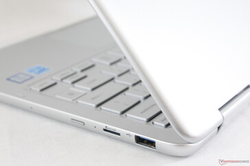 Les angles et les arrêtes arrondies du Samsung Notebook 9 Pen contrastent avec le design plus aiguisé de la série Spectre x360.