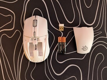 La coque s'ouvre pour révéler les emplacements de la batterie et du dongle 2,4 GHz.