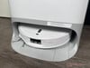 Aspirateur robot dans une station d'accueil tout-en-un