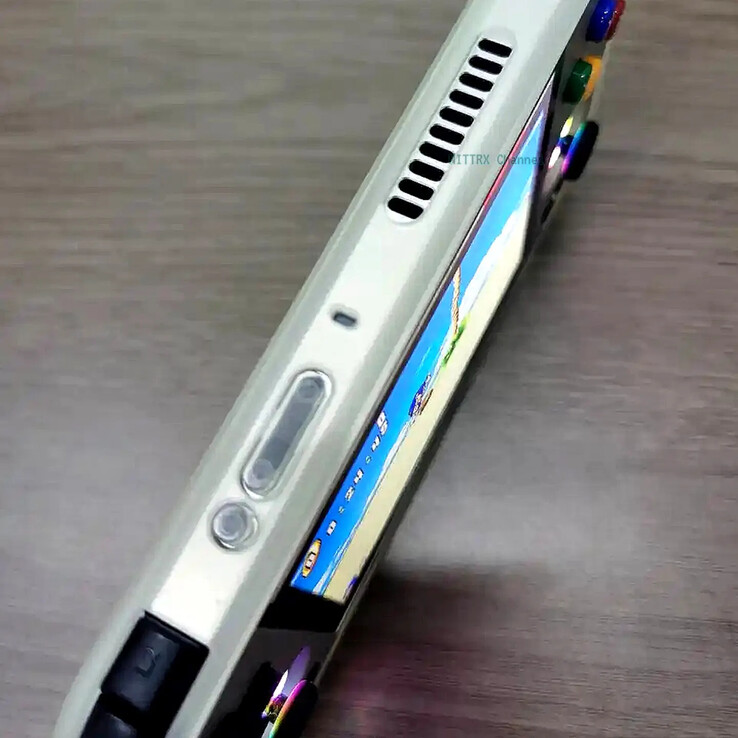 L'Anbernic RG477M est doté d'une petite solution de refroidissement actif, comme en témoigne l'évent situé sur le dessus de l'appareil. (Source de l'image : via Nittrx)