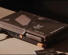 Une console de jeux compacte sur mesure, dotée d’un mini-PC, d’aérations apparentes, de ports USB et de boutons d’alimentation orange, posée sur un bureau.
