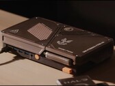 Une console de jeux compacte sur mesure, dotée d’un mini-PC, d’aérations apparentes, de ports USB et de boutons d’alimentation orange, posée sur un bureau.