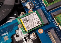 Le SSD SSTC CL4 M.2 2242 NVMe avec le couvercle retiré