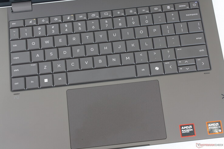 Conception et disposition du clavier identiques à celles de l'OmniBook Ultra 14, mais avec un pavé tactile légèrement plus petit (12,5 x 8 cm)