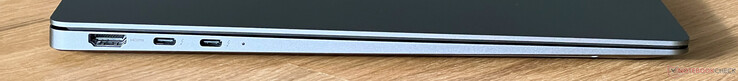 À gauche : HDMI 2.1, 2x USB-C 4.0 avec Thunderbolt 4 (40 GBit/s, DisplayPort ALT mode, Power Delivery)