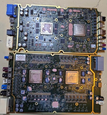 Comparaison entre les planches HW3 (en haut) et HW4 (en bas). (Source de l'image : @greentheonly sur Twitter)