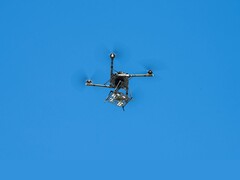 Un drone Alta X transportant une charge utile de simulation d'environnement de systèmes aériens sans pilote (Source de l'image : NASA/Brandon Torres Navarette ; édité)