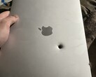 Un MacBook Air M1 de Apple aurait arrêté un fragment d'obus (Image source : lanevychs on X)