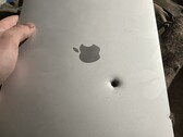 Un MacBook Air M1 de Apple aurait arrêté un fragment d'obus (Image source : lanevychs on X)