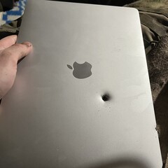 Un MacBook Air M1 de Apple aurait arrêté un fragment d'obus (Image source : lanevychs on X)