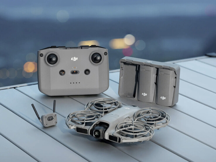 Le DJI Neo 2 avec son module de transmission vidéo numérique et d'autres accessoires. (Source de l'image : DJI)