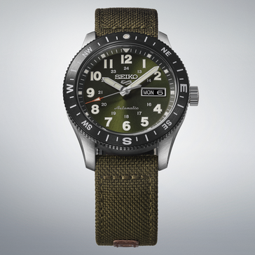 Montre de terrain Seiko 5 Sports HDB008 avec cadran vert, lunette boussole noire et bracelet en nylon vert.