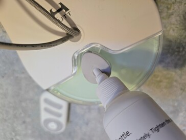 Une bouteille vide facilite le remplissage du produit nettoyant.
