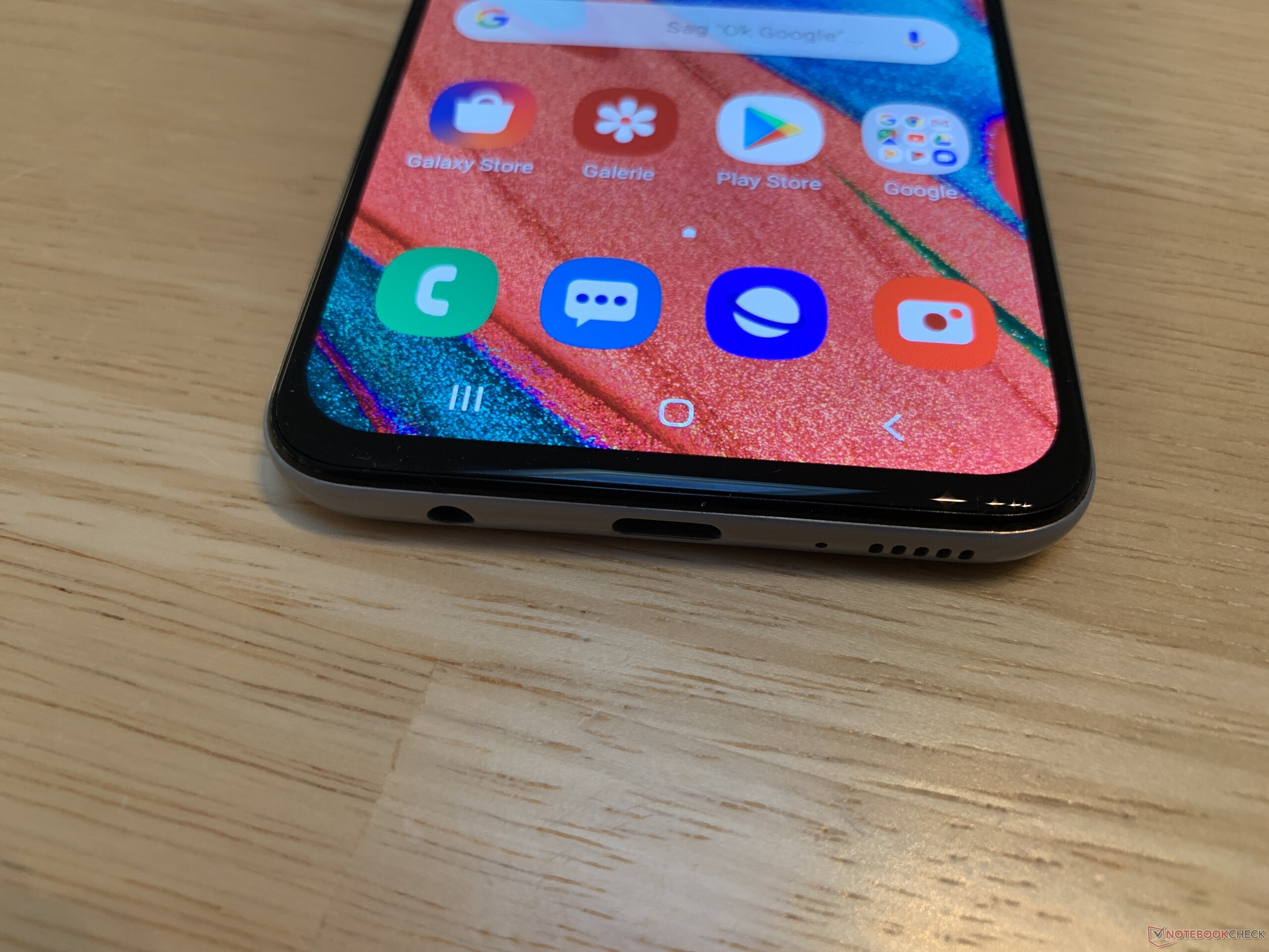 Test Samsung Galaxy A40 : compacité et efficacité - Les Numériques