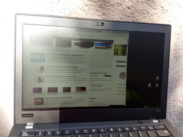 ThinkPad X280 - A l'extérieur partiellement à l'ombre, un jour de grand soleil.