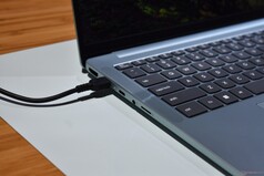 Lenovo IdeaPad Vibe : ports situés sur le côté gauche.