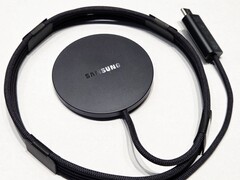 Samsung va apparemment vendre un chargeur Qi2 officiel qui rappelle le chargeur MagSafe de Apple(Image source : Sammobile)