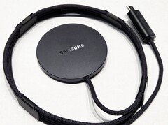 Samsung va apparemment vendre un chargeur Qi2 officiel qui rappelle le chargeur MagSafe de Apple(Image source : Sammobile)
