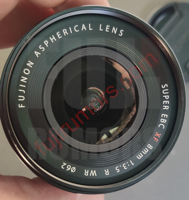 Les lettres à l'avant de l'objectif Fujinon XF8mm f/3.5 R WR indiquent qu'il sera doté d'une protection contre les intempéries, d'un filetage de filtre de 62 mm et d'un revêtement Super EBC. (Source de l'image : Fuji Rumors)