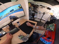 Le YouTuber Basically Homeless atteint des temps de réaction de 100 ms avec son système d'aide à la visée neuromusculaire. (Source de l'image : Basically Homeless via YouTube)