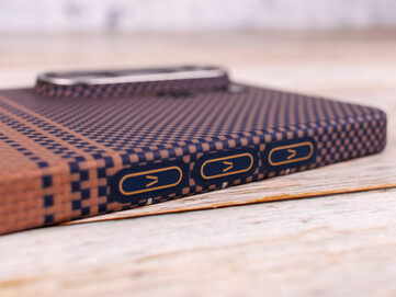 Aaron Buttons présente un étui de protection pour le Galaxy S26 Ultra