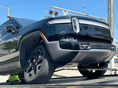 Des R1T Rivian reviennent des centres de service Rivian avec des boulons de bras de contrôle supérieur catastrophiquement desserrés. (Source de l'image : StrangeExchange86 sur Reddit)