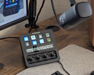 Stream Deck+, connecté à un Wave DX, avec un moniteur PC en arrière-plan
